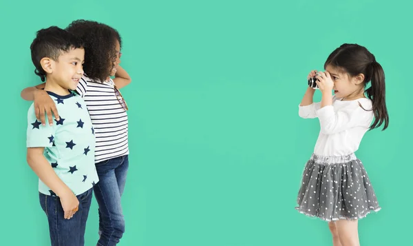 Kinder fotografieren mit Kamera — Stockfoto