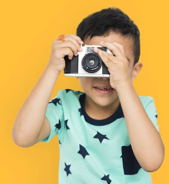 Niño usando cámara — Foto de Stock