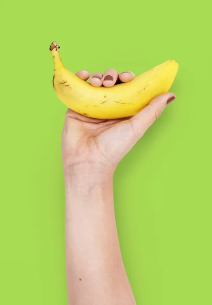 Mão humana segurando banana — Fotografia de Stock