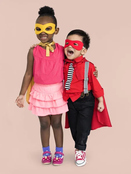 Menino e menina em trajes de super-herói — Fotografia de Stock