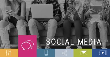 Dijital cihazlar kullanan öğrenciler 