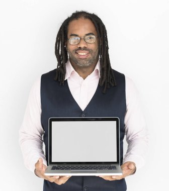 Afrika kökenli Amerikalı adam gösteren dizüstü