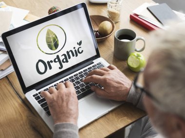 Dizüstü bilgisayar kullanan kıdemli adam. 