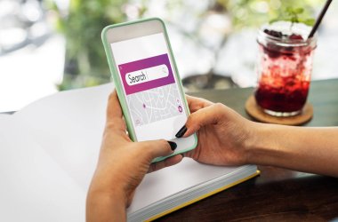 Akıllı telefon kullanan kişi.