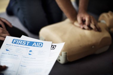 Cpr ilk yardım eğitimi sırasında insanlar