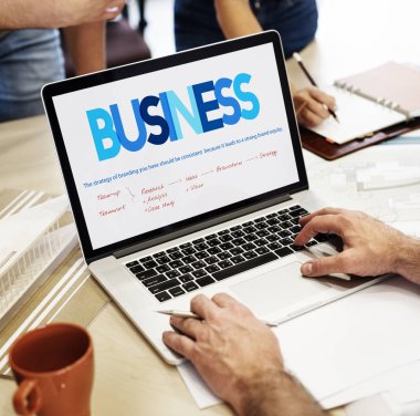 Dizüstü bilgisayarda çalışan adam 