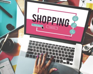 laptop ile çalışan kişi