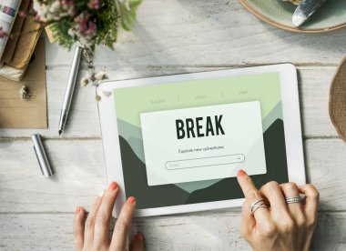 eller kadın dijital tablete yazma