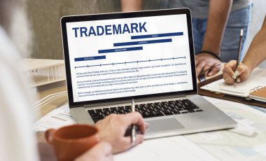 Dizüstü bilgisayarda çalışan adam 