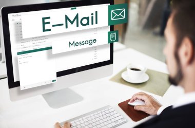 Ofiste çalışan bir iş adamı.