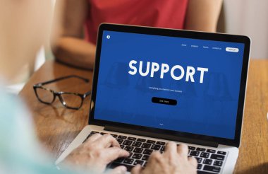 dizüstü bilgisayar kullanan kişi. 