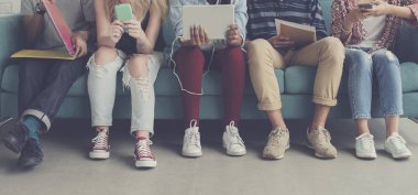 Dijital cihazlar kullanan öğrenciler 