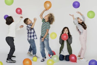 Çocuklar balonlarla oynuyor 