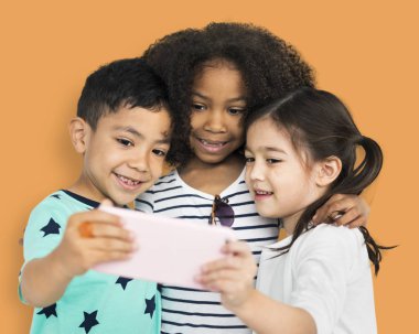 Smartphone kullanarak çocuk