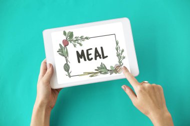 dijital tablet kullanan kadın