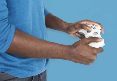 joystick ile rahat Afrikalı-Amerikalı adam