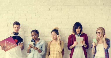 Dijital cihazlar kullanan öğrenciler 