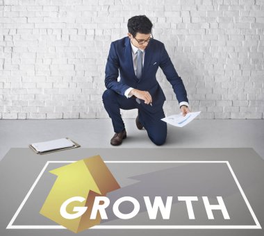 İşadamı belge belgelerle çalışma