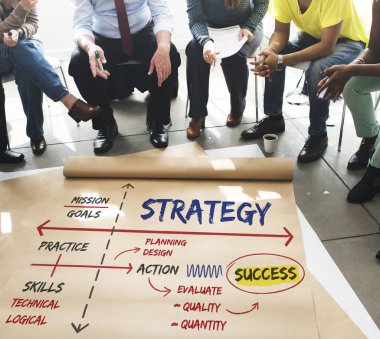 çemberde poster üzerinde oturan insanlar