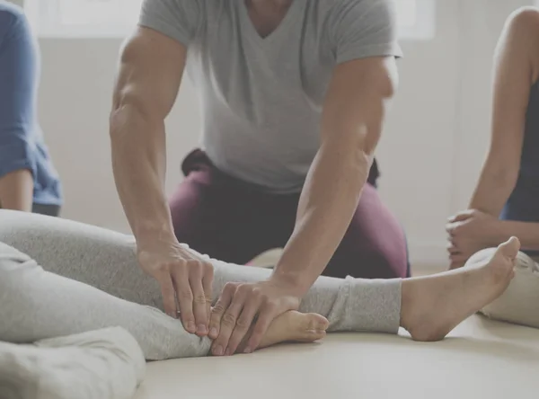 Pessoas durante o treinamento de massagem — Fotografia de Stock