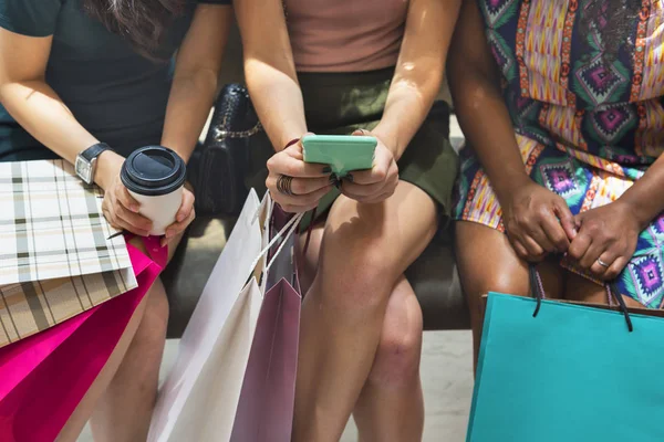 Personas mirando el teléfono inteligente — Foto de Stock