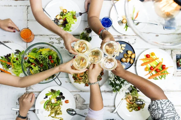 Kvinnor som äter middag tillsammans — Stockfoto