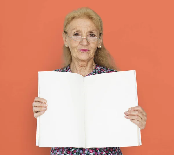 Mujer mayor sosteniendo libro vacío — Foto de Stock