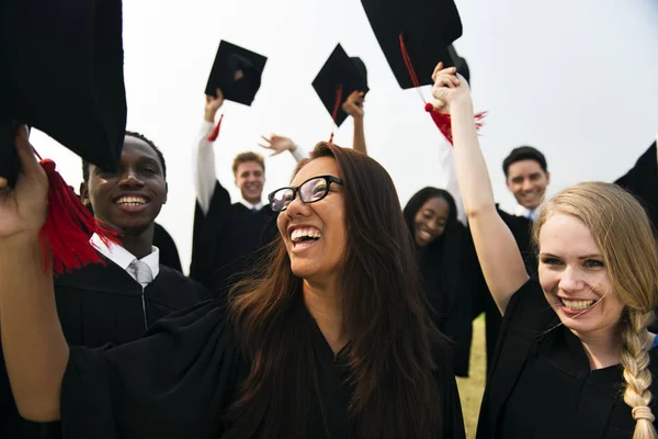 Grupo de estudiantes en la graduación — Foto de Stock