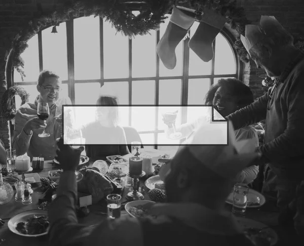 Familia celebrando la Navidad — Foto de Stock