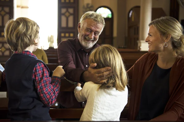 Personas religiosas en la iglesia —  Fotos de Stock