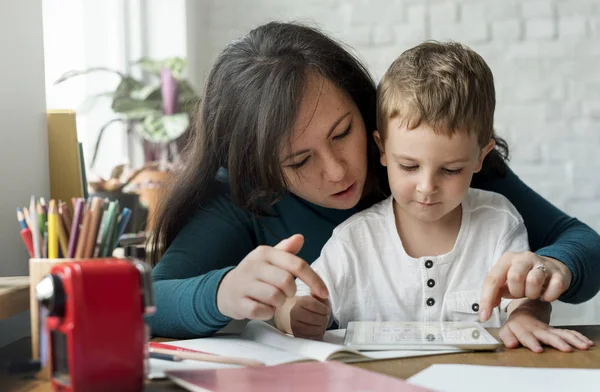 Mãe e filho usando tablet digital — Fotografia de Stock