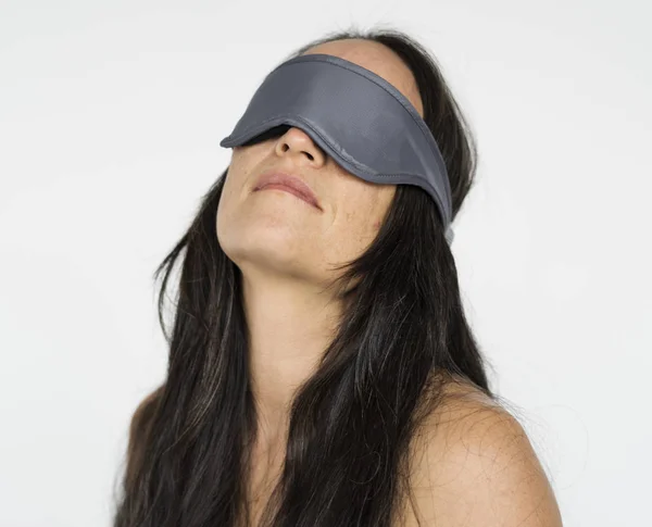 Mulher usando máscara ocular — Fotografia de Stock