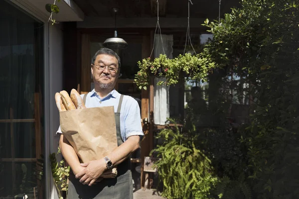 Άνθρωπος που κρατά το ψωμί στο πακέτο — Φωτογραφία Αρχείου