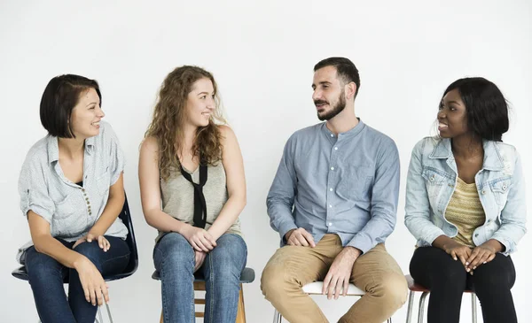 Menschen sitzen auf Stühlen. — Stockfoto