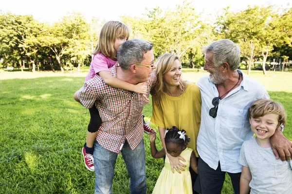 Lycklig familj i sommarparken — Stockfoto