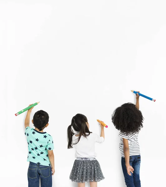 Kinder malen mit Bleistiften — Stockfoto