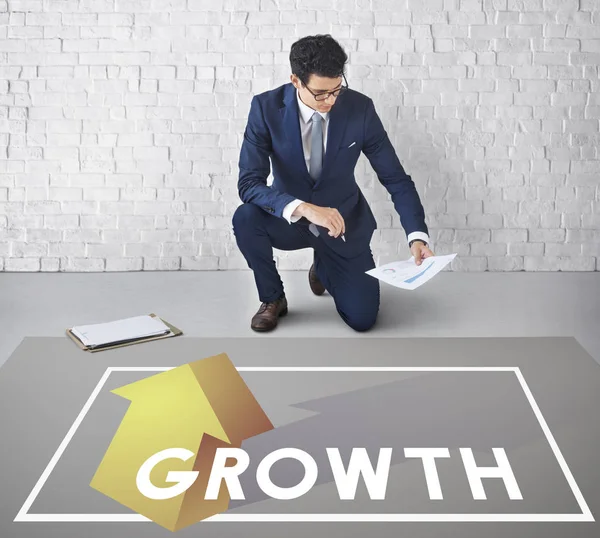 İşadamı belge belgelerle çalışma