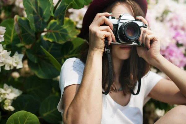 Meisje fotograaf met camera — Stockfoto
