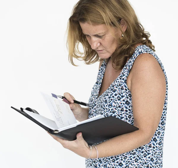 Volwassen vrouw schrijven nota's in dagboek — Stockfoto
