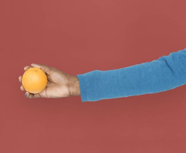 İnsan eli holding turuncu meyve