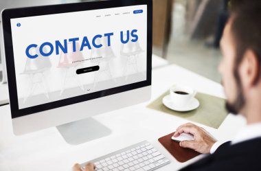 Ofiste çalışan bir iş adamı.