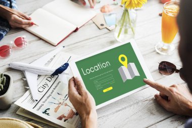 Dijital tablet kullanan adam