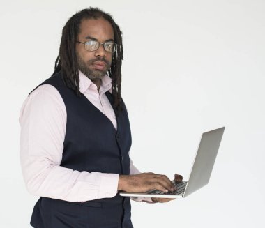 dizüstü bilgisayar ile Afrika kökenli Amerikalı adam