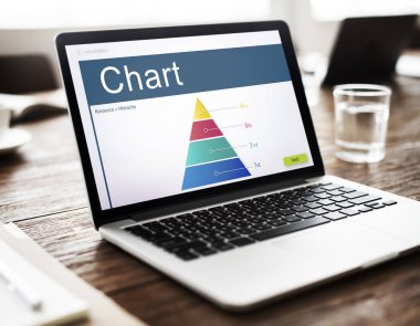 Açık tablo üstünde laptop