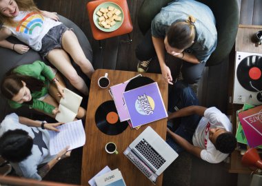 kafede masada oturan arkadaşlar