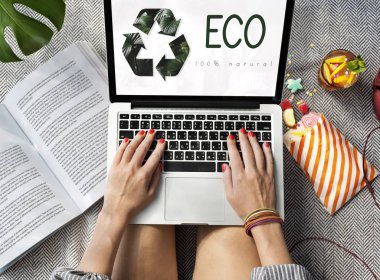 Dizüstü bilgisayarda yazan kadın.