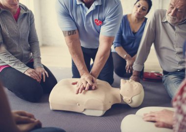 Cpr ilk yardım eğitimi sırasında insanlar