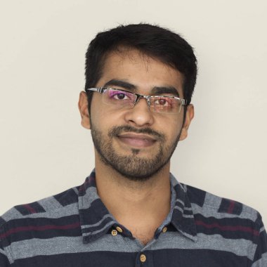 Hintli adam gülümsüyor