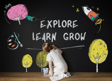 yazı tahtası üzerinde çizim kız