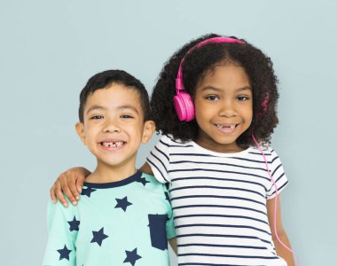  Çocuklar birbirine sarılıyor.